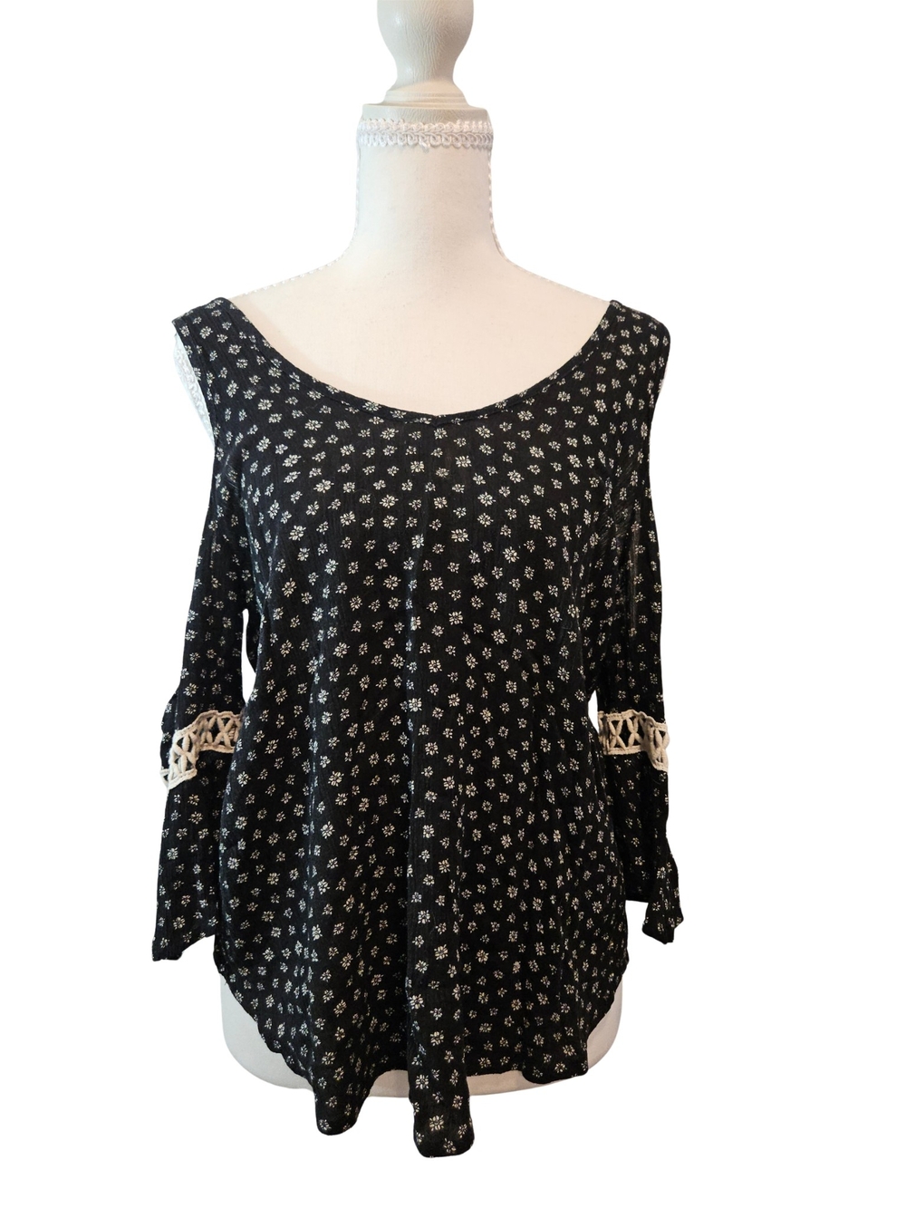 Mossimo Supply Co Black & White Ditsy Floral Cold-Shoulder Top Size Small
